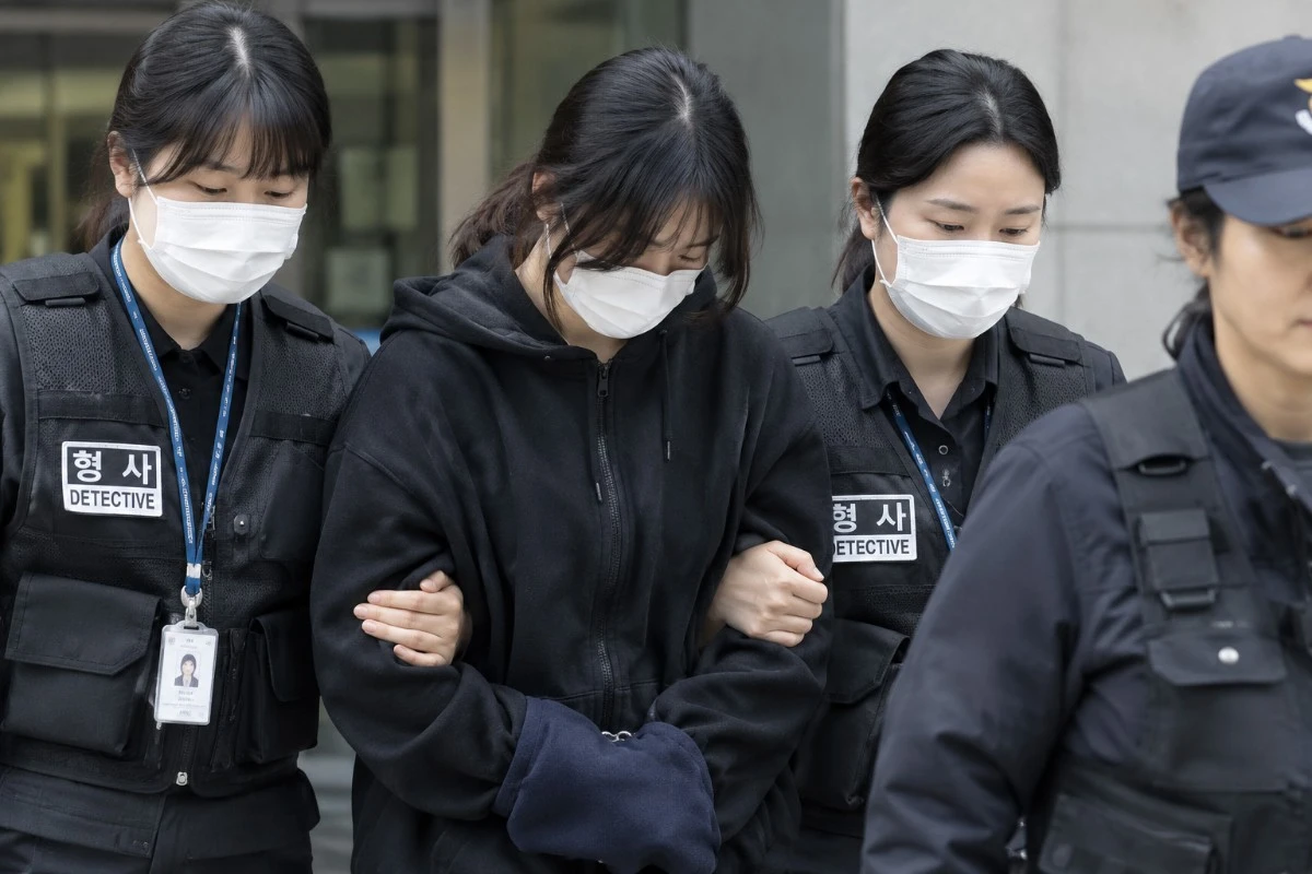 아동학대살해 혐의로 기소된 30대 여성의 호송 상황을 재현한 AI 생성 이미지.