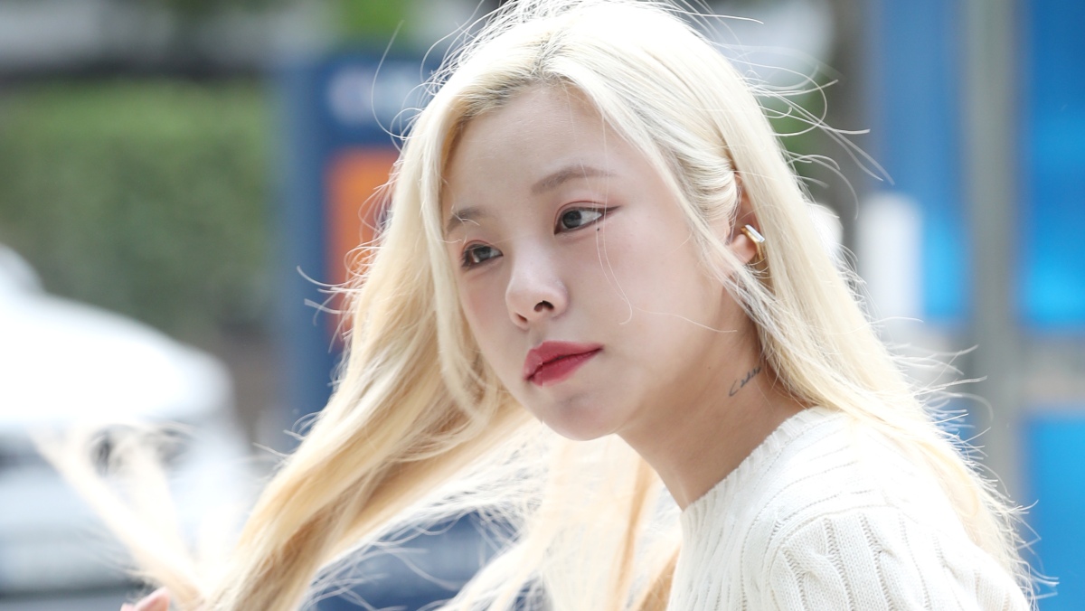 소속사 떠난 휘인, 라이브 방송 중 마마무 전성기 언급하며 '눈물' 흘렸다