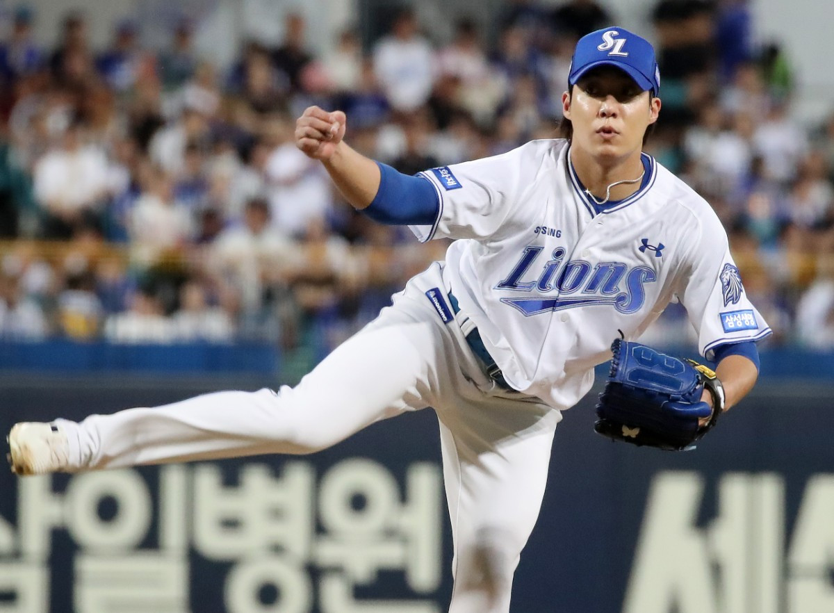 지난 9월 3일 대구 삼성라이온즈파크에서 열린 롯데 자이언츠와 삼성 라이온즈의 경기에서 삼성 선발투수 원태인이 역투하고 있다. / 뉴스1