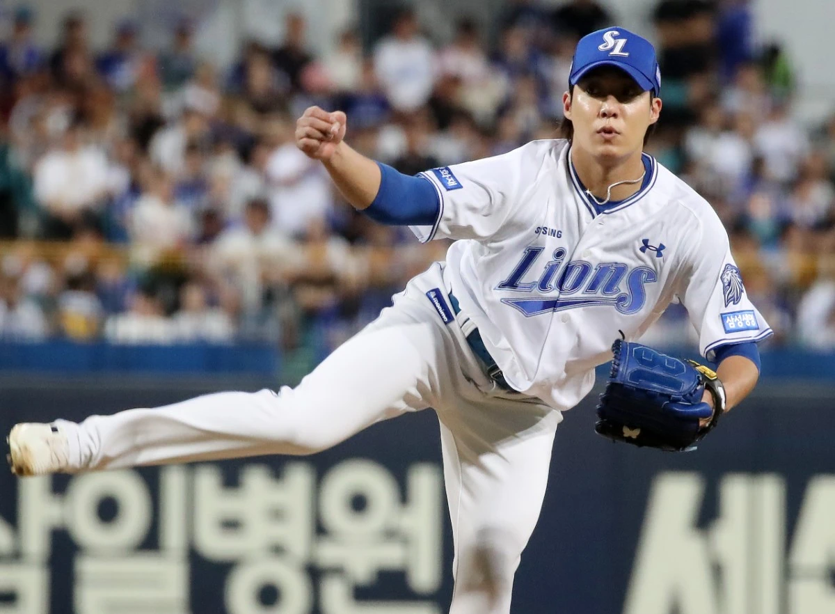 지난 9월 3일 대구 삼성라이온즈파크에서 열린 롯데 자이언츠와 삼성 라이온즈의 경기에서 삼성 선발투수 원태인이 역투하고 있다. / 뉴스1
