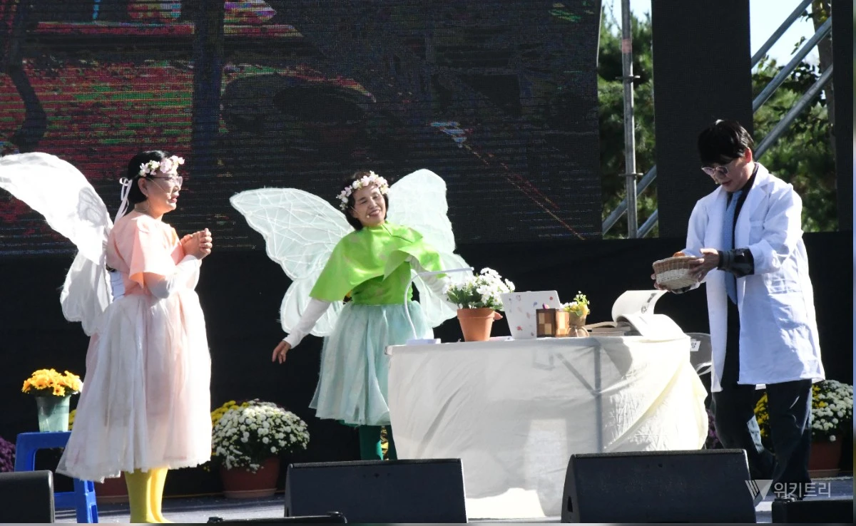 26일 함평엑스포공원 주무대에서 ‘함평극단’의 창작극 두 번째 창작극 '나비연옥황' 공연이 수많은 관람객의 뜨거운 호응과 환호 속에 열렸다. / 노해섭 기자