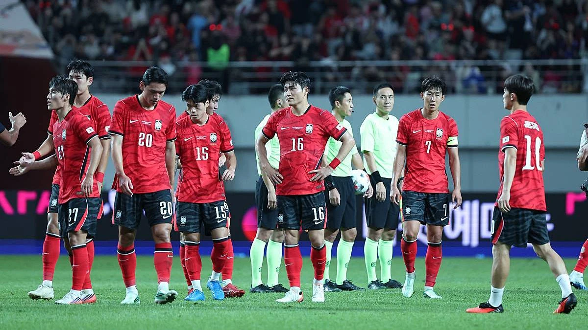 지난 9월 28일 서울 마포구 서울월드컵경기장에서 열린 축구 국가대표팀 평가전 대한민국과 우루과이의 경기에서 1-4로 패배한 대한민국 손흥민이 아쉬워하고 있다 / 뉴스1