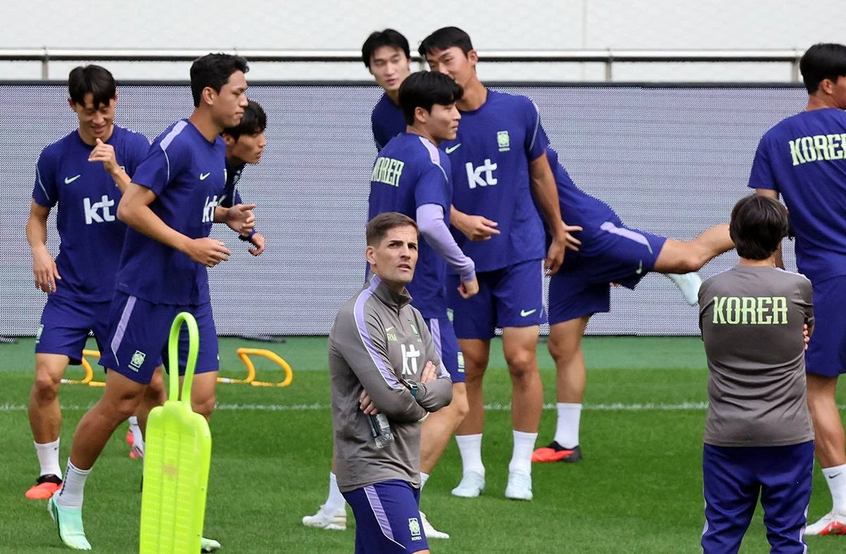 로베르토 모레노 대한민국 축구대표팀 감독이 우루과이와의 평가전을 하루 앞둔 지난 9월 27일 서울 마포구 서울월드컵경기장에서 선수들의 훈련을 지켜보고 있다 / 뉴스1