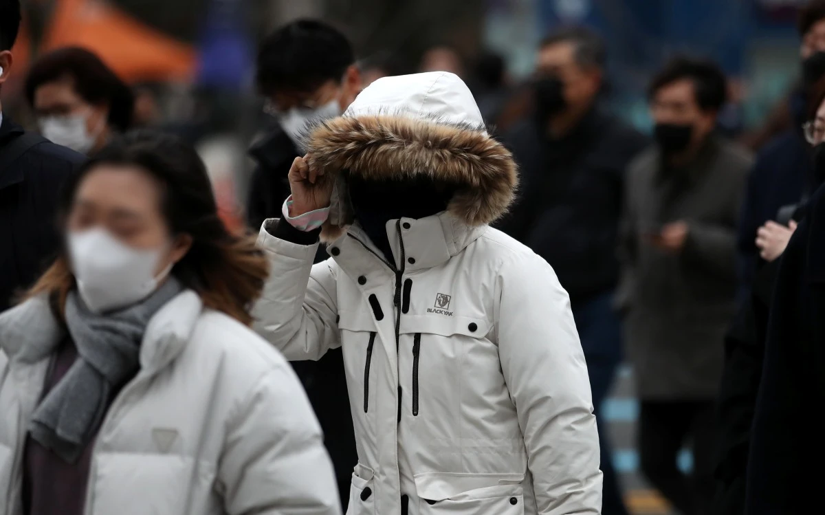 서울 세종대로 광화문광장 인근에서 시민들이 외투를 입고 발걸음을 옮기고 있다. / 뉴스1