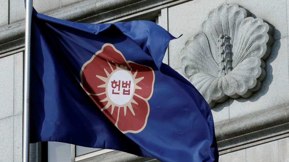 서울 종로구 재동 헌법재판소에 게양된 헌법재판소 깃발이 바람에 휘날리고 있다. / 뉴스1