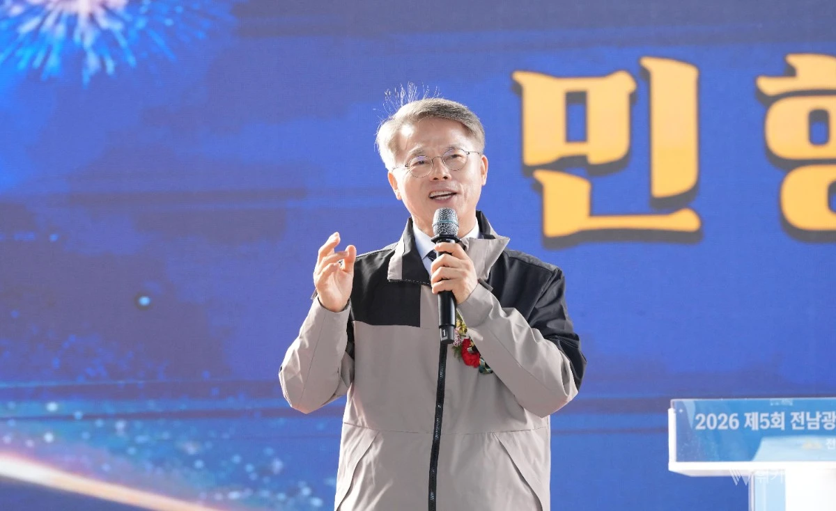 민형배 전남광주통합특별시장이 26일 여수 엑스포 박람회장에서 열린 ‘제5회 전남광주 상인의 날 행사’에서 격려사를 하고 있다. / 전남광주통합특별시