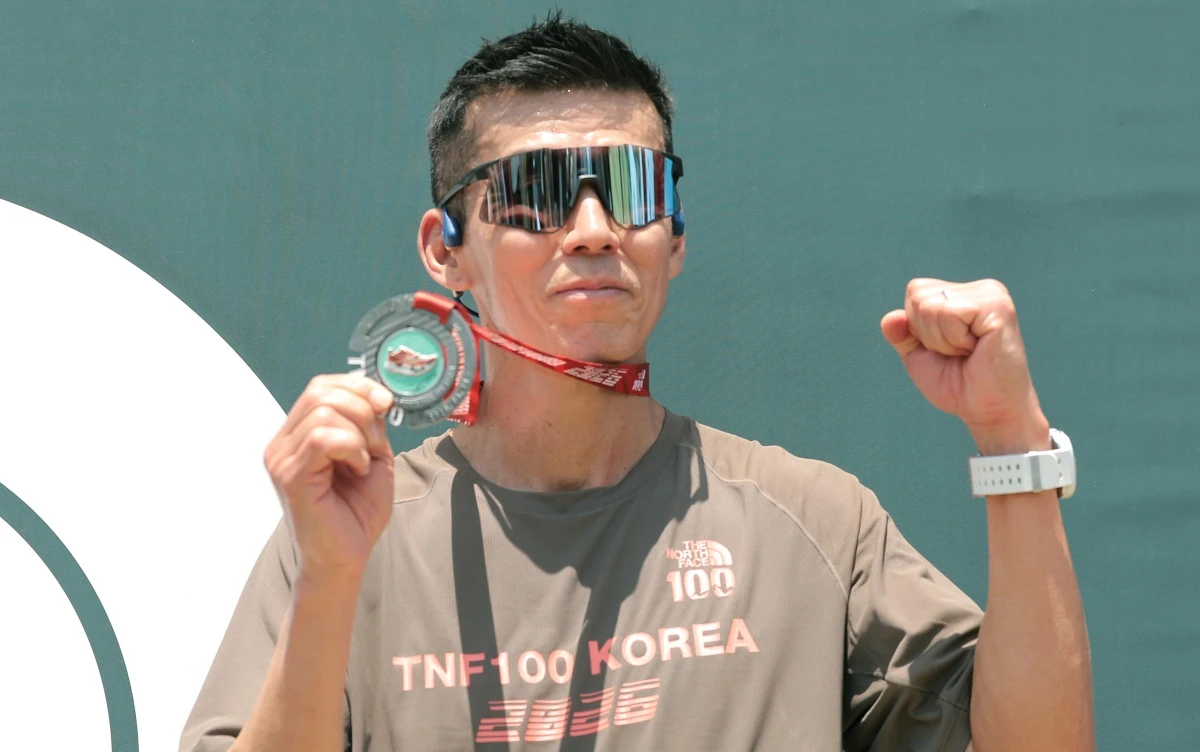 가수 션이 지난 5월 강원도 강릉 경포호수공원 일대에서 열린 ‘2026 TNF 100 코리아 위드 벡티브(2026 THE NORTH FACE 100 KOREA WITH VECTIV)’에서 완주한 뒤 메달을 들고 포즈를 취하고 있다. / 뉴스1