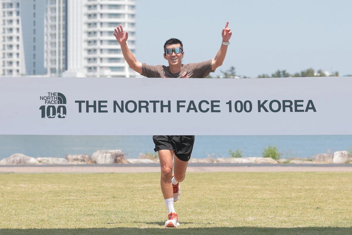 가수 션이 지난 5월 강원도 강릉 경포호수공원 일대에서 열린 ‘2026 TNF 100 코리아 위드 벡티브(2026 THE NORTH FACE 100 KOREA WITH VECTIV)’에서 피니시 라인을 통과하고 있다. / 뉴스1