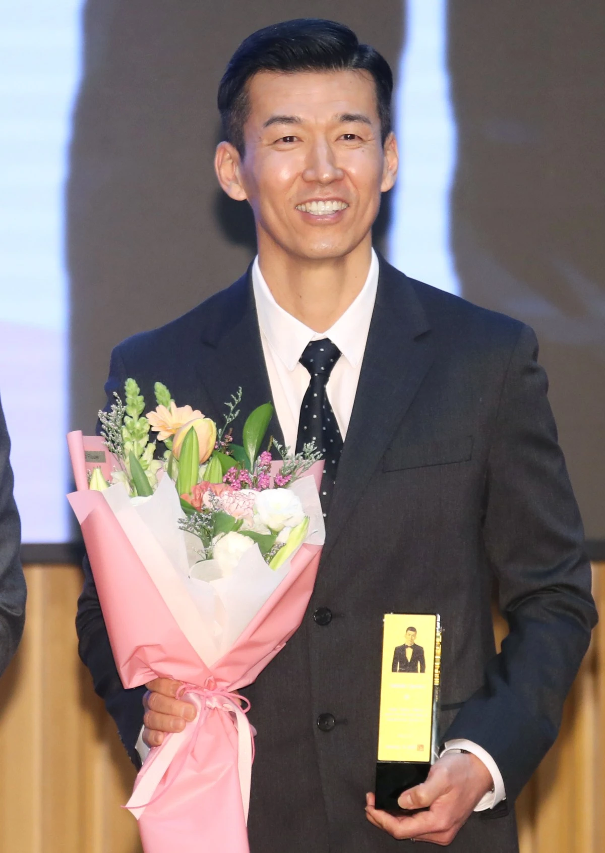 가수 션이 2023년 서울특별시청에서 열린 ‘서울홍보대사 감사패 수여 및 위촉식’에서 감사패를 받은 뒤 포즈를 취하고 있다. / 뉴스1