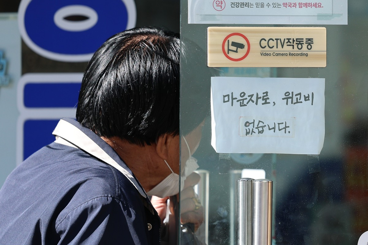 서울 도심 한 약국에 비만 치료제인 위고비·마운자로 관련 안내문이 붙어 있다. 기사 이해를 돕기 위한 자료 사진. 국내 성인 10명 가운데 1명은 최근 1년간 위고비, 마운자로 등 비만치료제를 처방받거나 이용한 경험이 있는 것으로 나타났다. KB금융지주 경영연구소가 최근 발표한 '2026 한국 웰니스 보고서'에 따르면 이번 조사 응답자의 10.3%는 최근 1년 이내 글루카곤 유사 펩타이드-1(GLP-1) 계열 비만치료제를 처방받거나 이용한 적이 있다고 밝혔다. 이번 보고서는 지난 7월 21일∼8월 5일 주요 도시에 거주하는 25∼69세 남녀 2000명을 온라인·모바일로 설문한 결과 등을 토대로 만들어졌다. 조사 대상은 은퇴자를 포함해 독립적 경제활동을 하는 성인이다. / 뉴스1