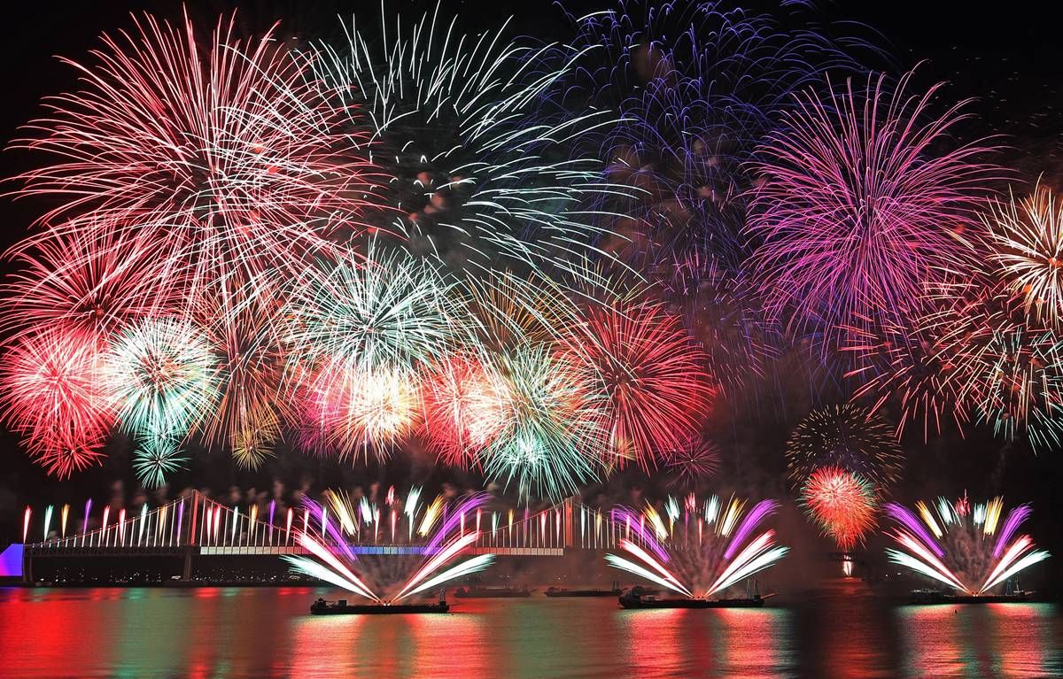 지난해 11월 부산 수영구 광안리해수욕장 일대에서 열린 '제20회 부산불꽃축제'에서 화려한 불꽃이 부산 밤바다를 수놓고 있다. 기사 이해를 돕기 위한 자료 사진. 부산시는 다음 달 7일 100만 명 이상의 인파가 모일 것으로 예상되는 '부산불꽃축제'에 대비해 27일 부산광역시 안전관리위원회를 열어 안전 점검에 나섰다. 이번 부산불꽃축제와 관련해 전재수 부산시장은 '모든 시민이 완전히 귀가할 때까지 긴장의 끈을 놓지 말고 현장 대응에 최선을 다해달라'라고 관련 기관에 당부했다. / 뉴스1