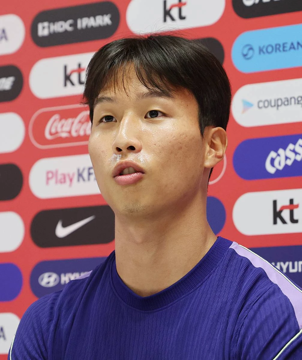 대한민국 축구국가대표팀 엄지성이 지난 6월 19일(현지시간) 멕시코 과달라하라 인근 대한민국 축구대표팀의 베이스캠프 훈련장인 사포판 치바스 바예 베르데에서 훈련에 앞서 인터뷰를 하고 있다 / 뉴스1