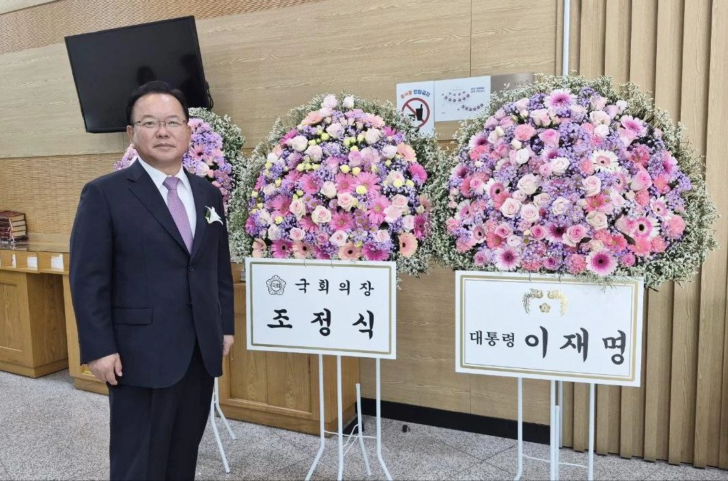 김부겸 전 국무총리가 10일 경기 과천교회에서 열린 셋째 딸 김현수 씨 결혼식에서 하객들을 맞이하고 있다. / 뉴스1(독자 제공)