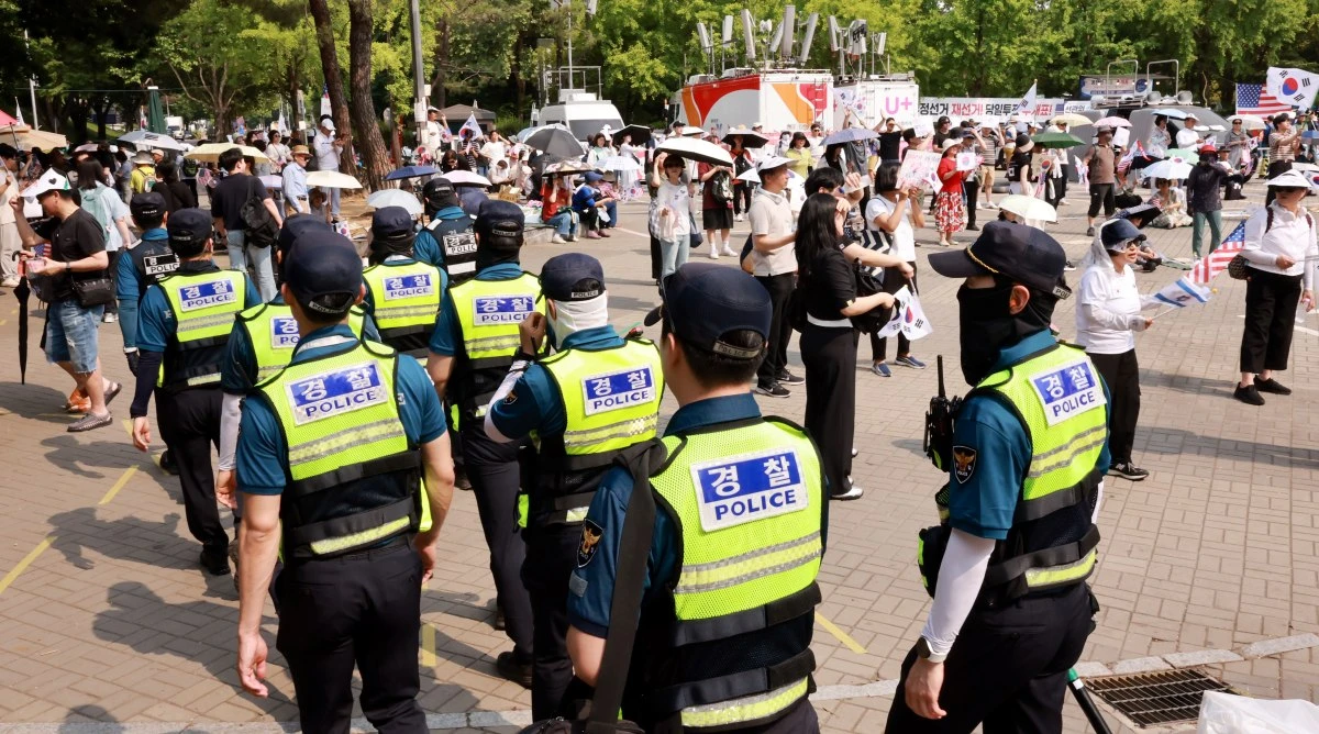 제9회 전국동시지방선거 투표용지 부족 사태와 관련한 개표소 봉쇄 시위가 이어지는 가운데 서울 송파구 올림픽공원 핸드볼경기장 앞에서 경찰들이 이동하고 있다. / 뉴스1