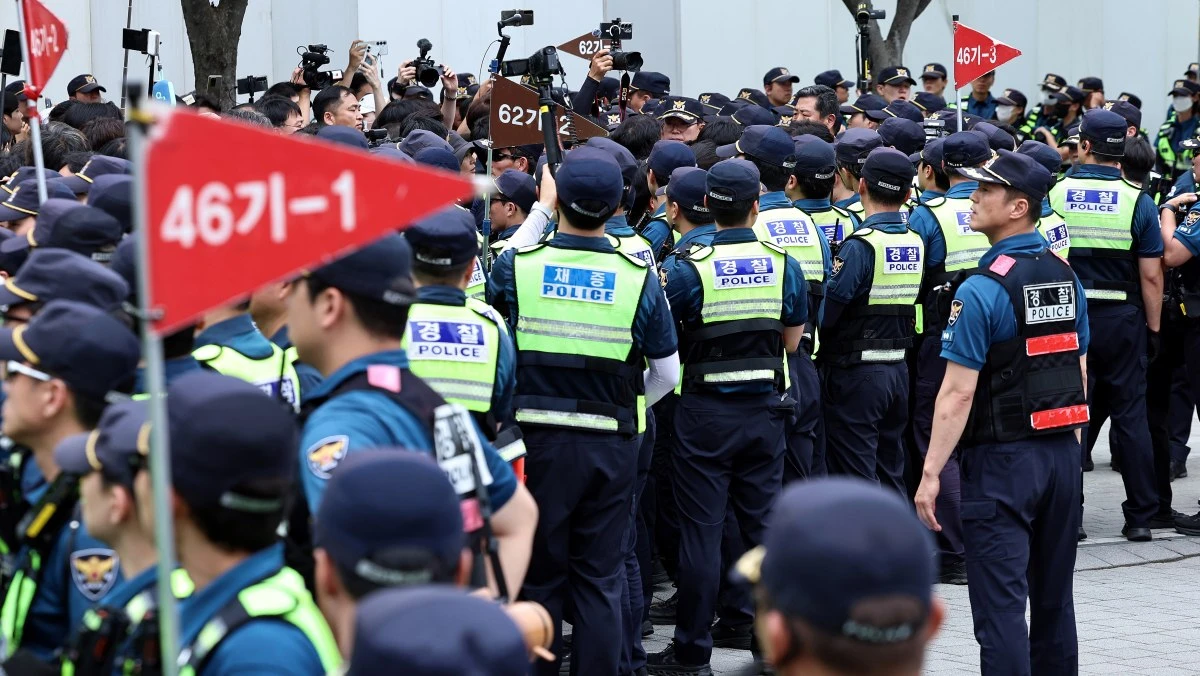 지난 7월 2일 서울 송파구 올림픽공원 핸드볼경기장 개표소 앞에서 국정조사특별위원회의 현장조사를 앞두고 경찰 병력이 현장을 통제하고 있다. / 뉴스1