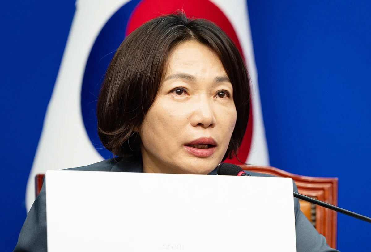 서미화 더불어민주당 최고위원이 서울 여의도 국회에서 열린 최고위원회의에서 발언하고 있다. 기사 이해를 돕기 위한 자료 사진. 서 최고위원은 경기도의 권리 중심 중증 장애인 맞춤형 공공 일자리 예산 삭감 움직임을 두고 추미애 경기지사를 겨냥해 '오세훈 서울시장과 똑 닮았다는 비난을 감당하기에 너무 어렵다'라고 비판했다. 서 최고위원은 26일 서울 여의도 국회에서 열린 최고위원회의에서 '최중증 장애인 권리 중심 공공 일자리를 돈으로 보지 말아 달라'라며 이렇게 말했다. / 뉴스1