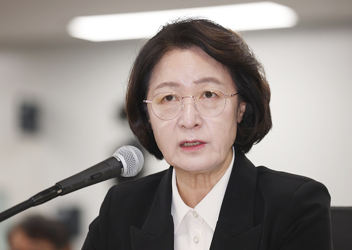추미애 경기도지사. 기사 이해를 돕기 위한 자료 사진. 서미화 더불어민주당 최고위원은 경기도의 권리 중심 중증 장애인 맞춤형 공공 일자리 예산 삭감 움직임을 두고 추 지사를 겨냥해 '오세훈 서울시장과 똑 닮았다는 비난을 감당하기에 너무 어렵다'라고 비판했다. 서 최고위원은 26일 서울 여의도 국회에서 열린 최고위원회의에서 '최중증 장애인 권리 중심 공공 일자리를 돈으로 보지 말아 달라'라며 이렇게 말했다. / 뉴스1