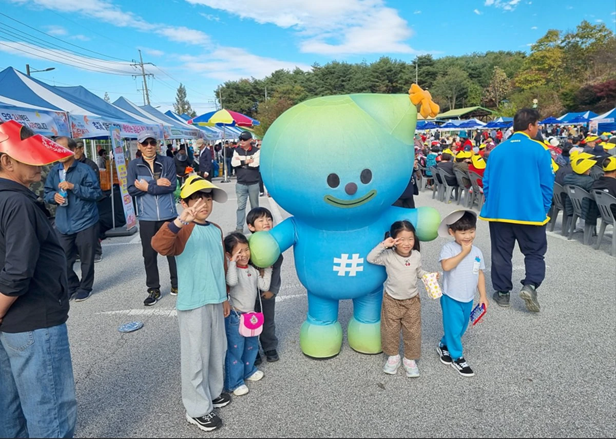 '단풍 절정에 관광객 8000명' 포천시 운악산, 가을 명소 입증