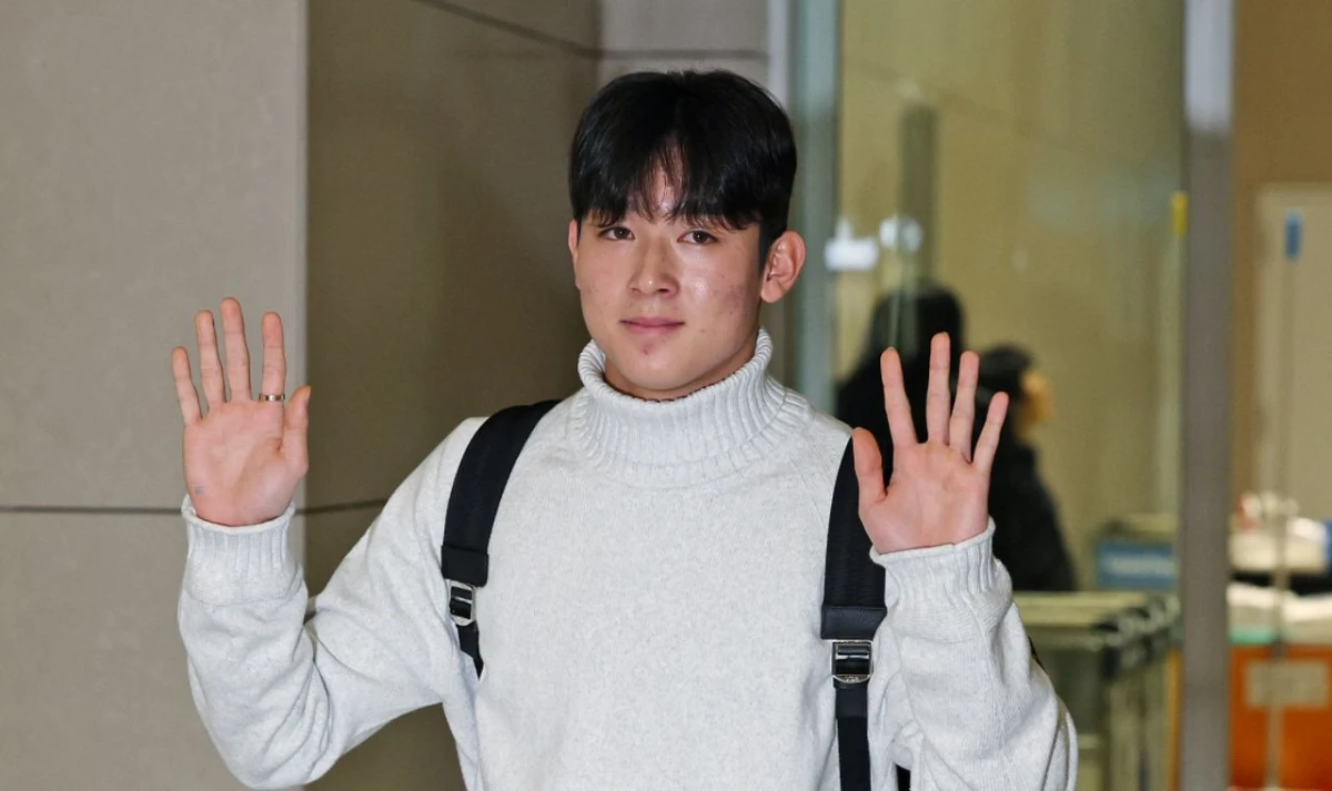 잉글랜드 프리미어리그(PL) 토트넘 홋스퍼에 합류하는 양민혁이 2024년 12월 16일 오전 인천국제공항 제2터미널을 통해 영국 런던으로 출국하고 있다. / 뉴스1