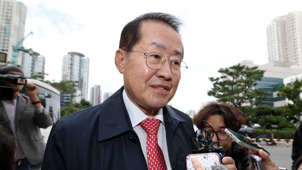 정계 은퇴한 홍준표, 변호사로 법정 등장…“내 직원이었던 사람들”
