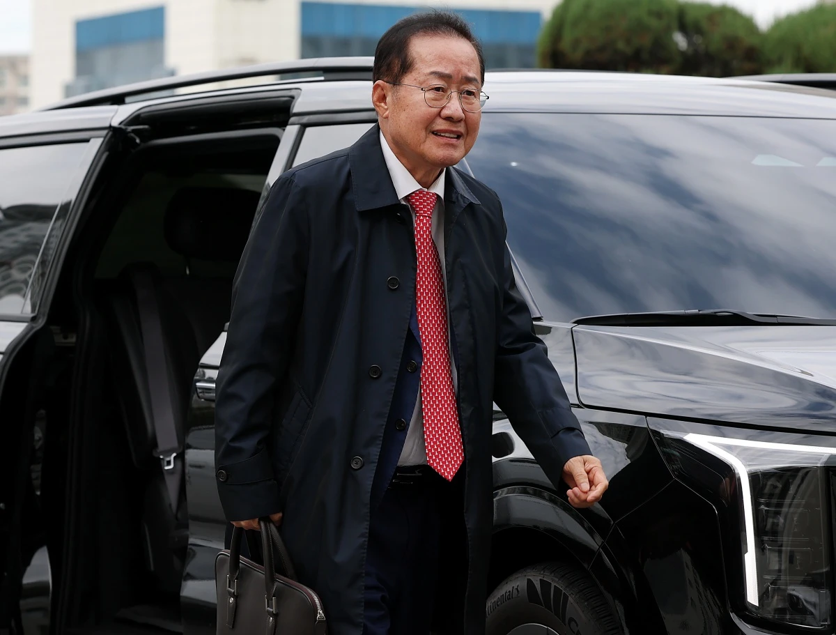 홍준표 전 대구시장이 27일 오전 정치자금법 위반 혐의로 구속 전 피의자 심문(영장실질심사)을 받는 측근을 변호하기 위해 변호인 신분으로 대구지방법원에 도착해 법정으로 향하고 있다. / 뉴스1