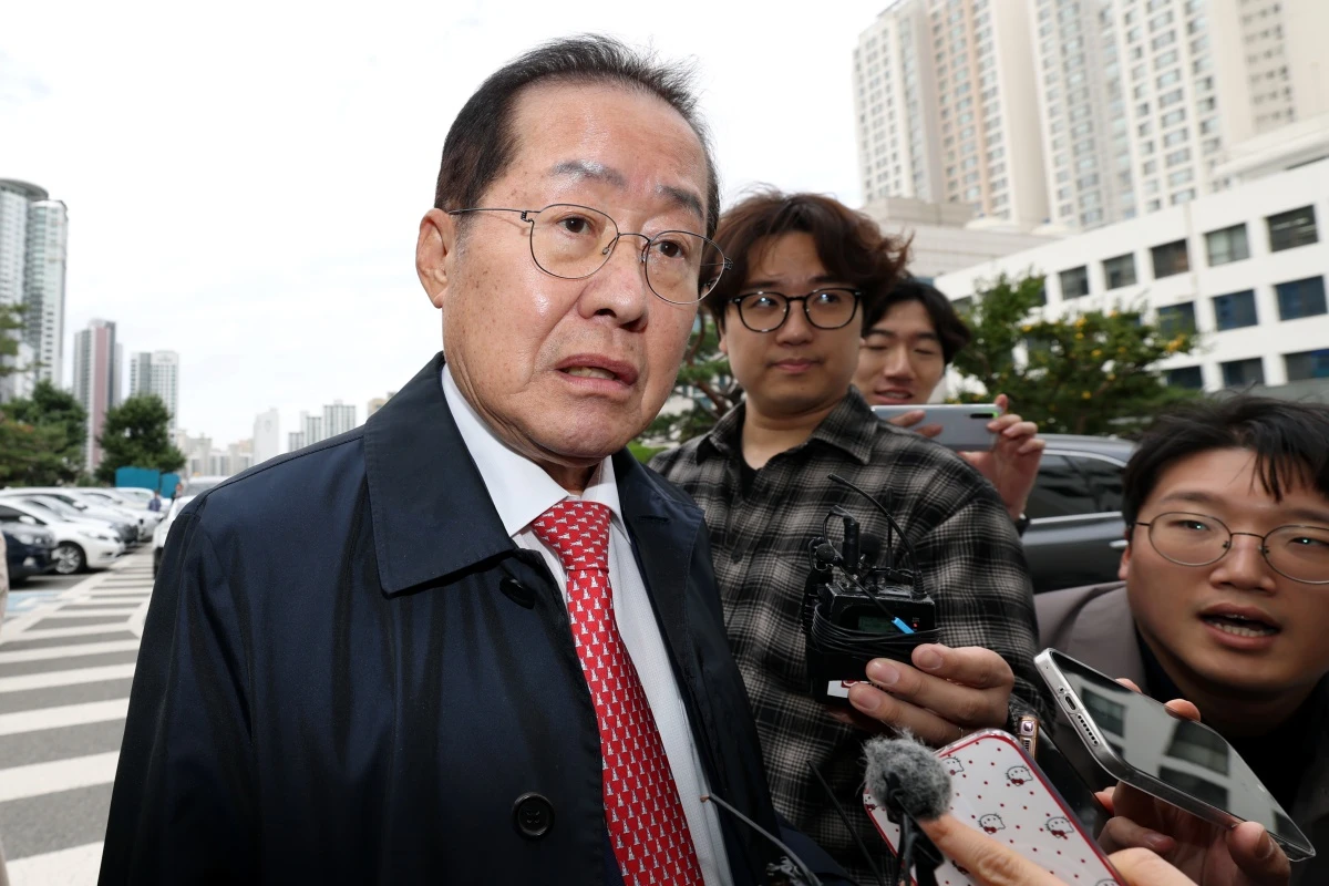 홍준표 전 대구시장이 27일 오전 정치자금법 위반 혐의로 구속 전 피의자 심문(영장실질심사)을 받는 측근을 변호하기 위해 변호인 신분으로 대구지방법원에 도착하고 있다. / 뉴스1