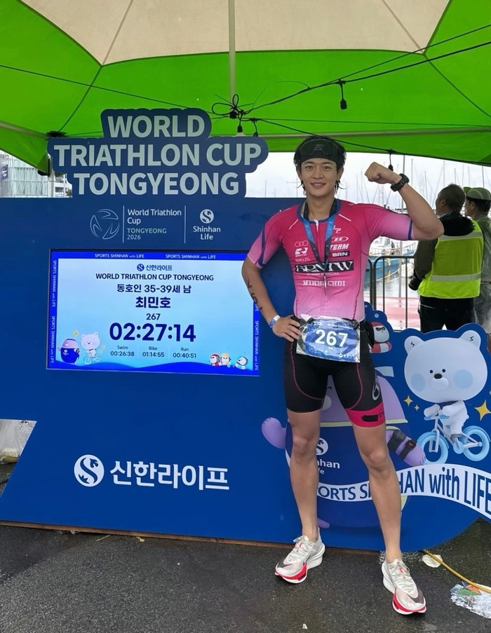 민호가 자신의 SNS를 통해 메달을 걸고 있는 모습을 공개했다. / 민호 인스타그램