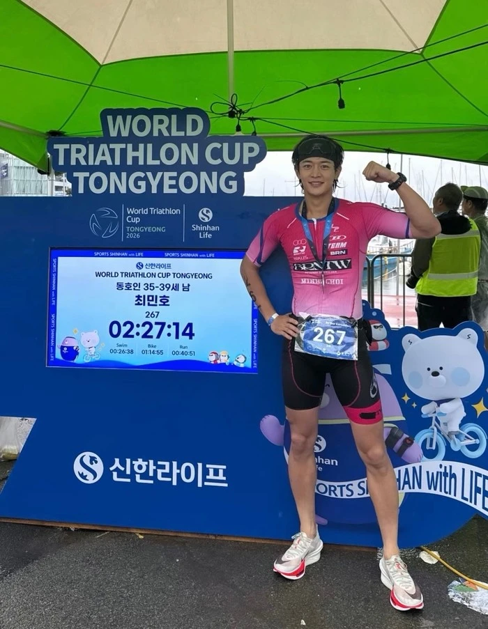 민호가 자신의 SNS를 통해 메달을 걸고 있는 모습을 공개했다. / 민호 인스타그램