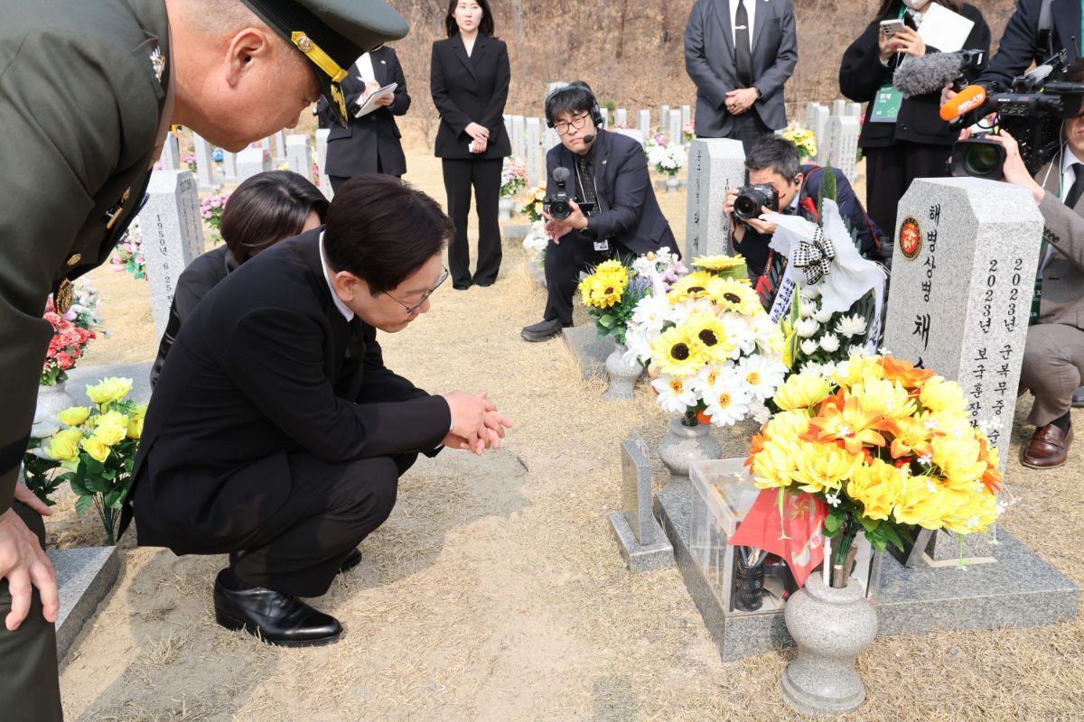 이재명 대통령과 김혜경 여사가 지난 3월 27일 대전 국립대전현충원에서 故 채수근 상병 묘역을 참배하고 있다. / 뉴스1