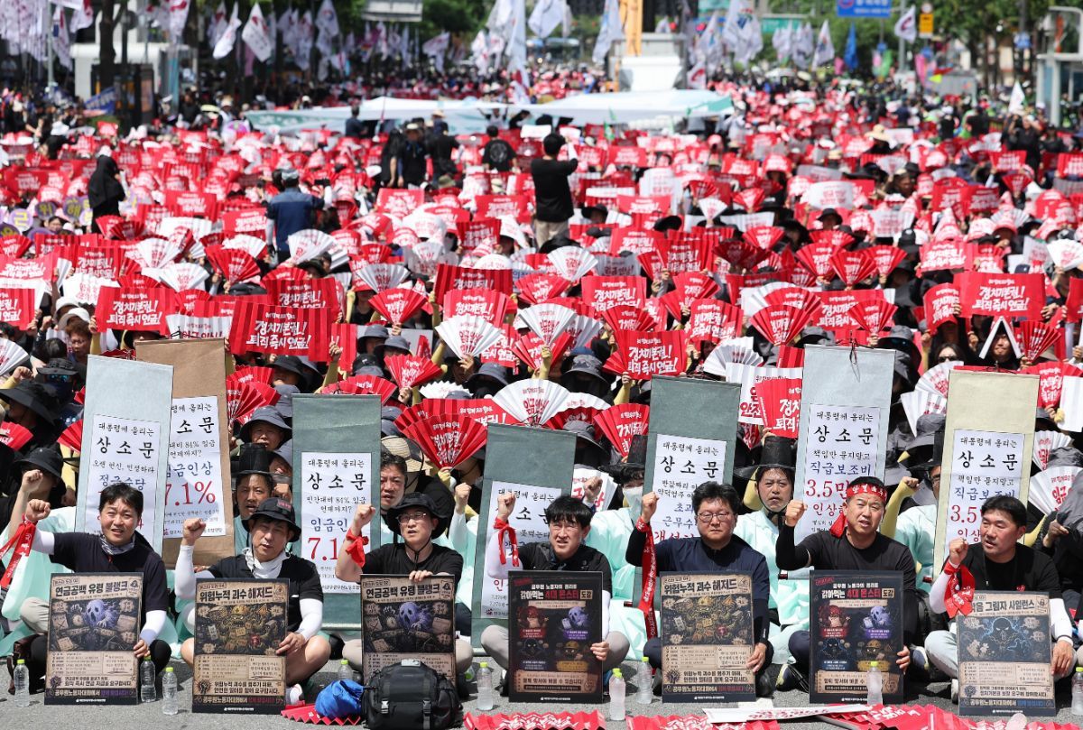 전국공무원노동조합 조합원들이 7월 11일 서울 중구 숭례문 앞에서 열린 '7·11 공무원·교사 노동자대회'에서 연금소득공백 해소와 임금 인상을 요구하며 구호를 외치고 있다. / 뉴스1