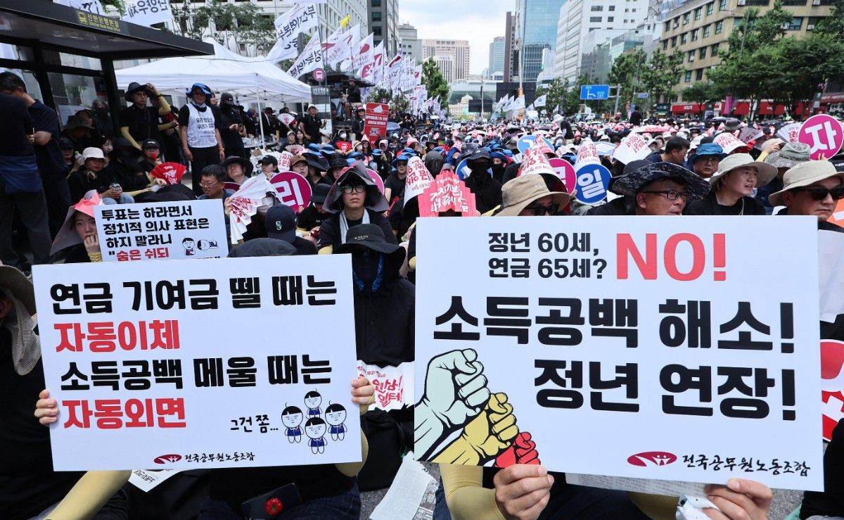 전국공무원노동조합 조합원들이 7월 11일 서울 중구 숭례문 앞에서 열린 '7·11 공무원·교사 노동자대회'에서 연금소득공백 해소와 임금 인상을 요구하며 구호를 외치고 있다. / 뉴스1
