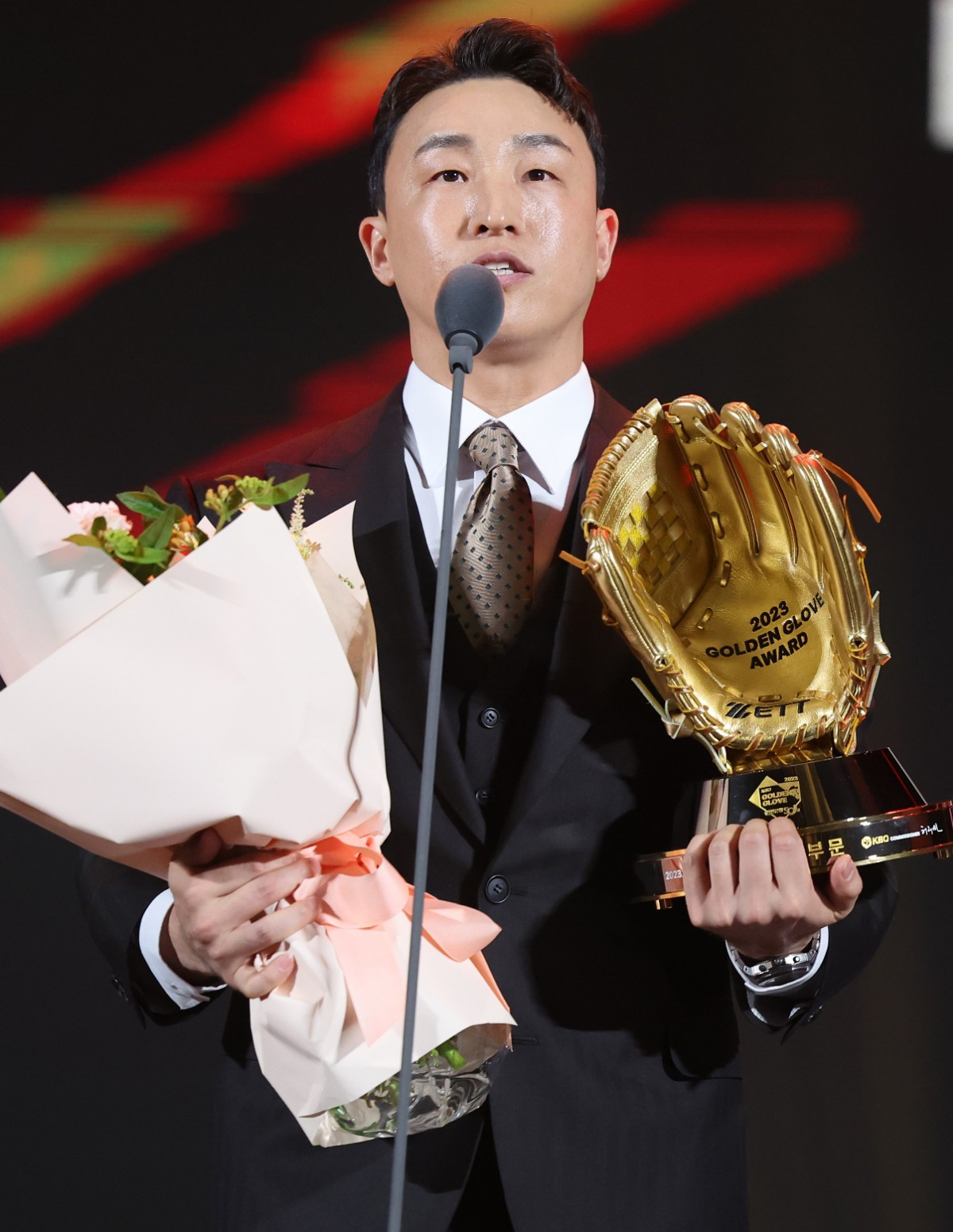 손아섭(NC 다이노스)이 2023년 12월 11일 오후 서울 강남구 코엑스에서 열린 ‘2023 신한은행 SOL KBO 골든글러브 시상식’에서 지명타자 부문 골든글러브를 수상한 뒤 소감을 말하고 있다. / 뉴스1