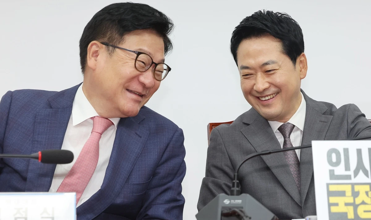 국민의힘 장동혁 대표(오른쪽)와 정점식 원내대표가 서울 여의도 국회에서 열린 최고위원회의에서 대화를 나누고 있다. 기사 이해를 돕기 위한 자료 사진 / 뉴스1