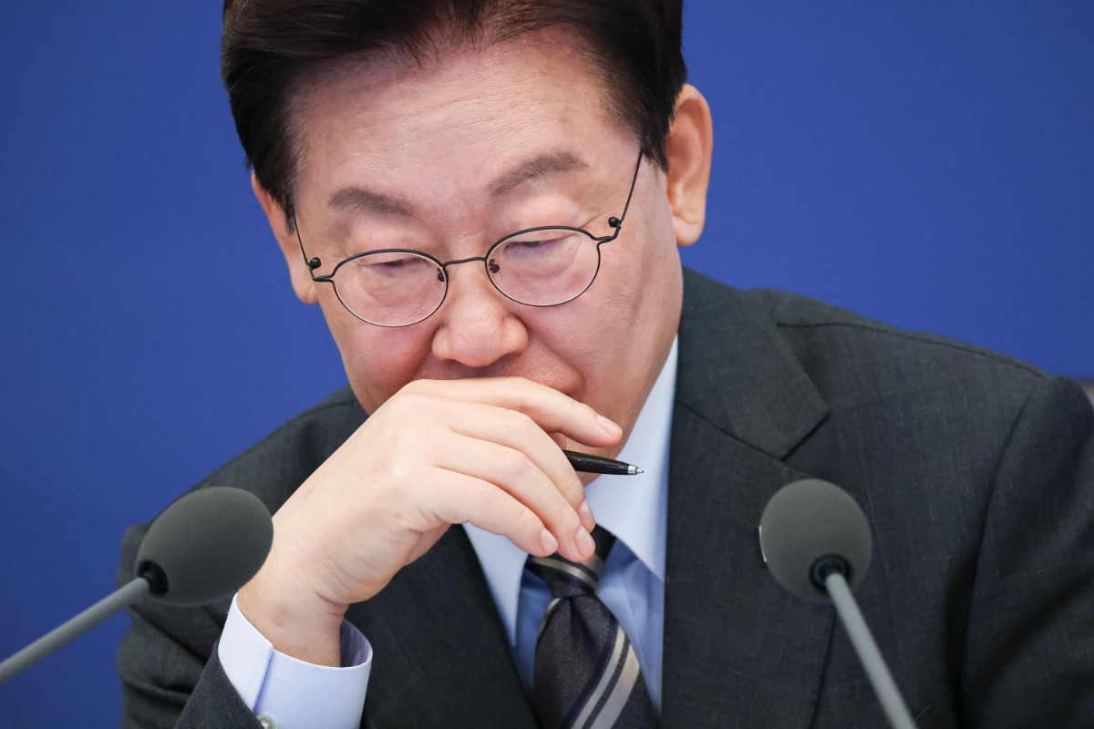 이재명 대통령이 27일 청와대에서 열린 국무회의에서 참석자들의 발언을 듣고 있다. / 뉴스1(청와대통신사진기자단)