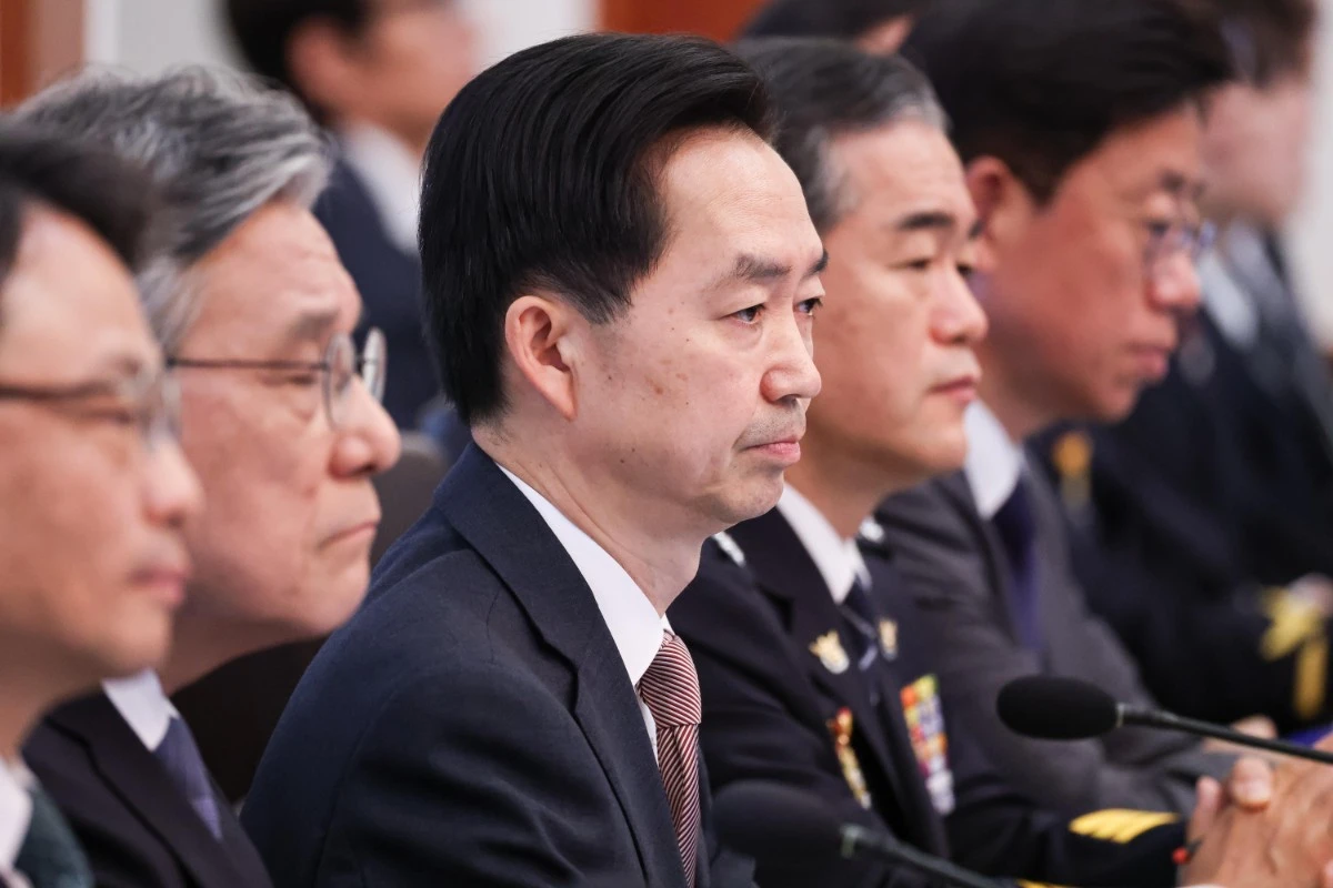 김지용 중대범죄수사청장이 27일 청와대에서 열린 국무회의에서 이재명 대통령의 발언을 듣고 있다. / 뉴스1 (청와대통신사진기자단)