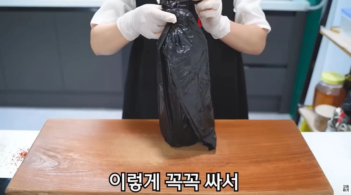 고춧가루를 검은 비닐봉지로 싼 모습. / 유튜브 '함께해요 맛나요리'