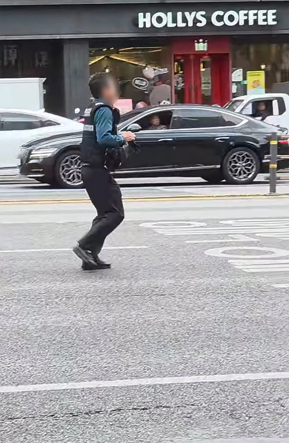 '강남대로 만취 이별녀'란 제목으로 급속하게 퍼지는 영상을 캡처한 사진. 경찰이 여성을 제지하기 전 장갑을 착용하고 있다.