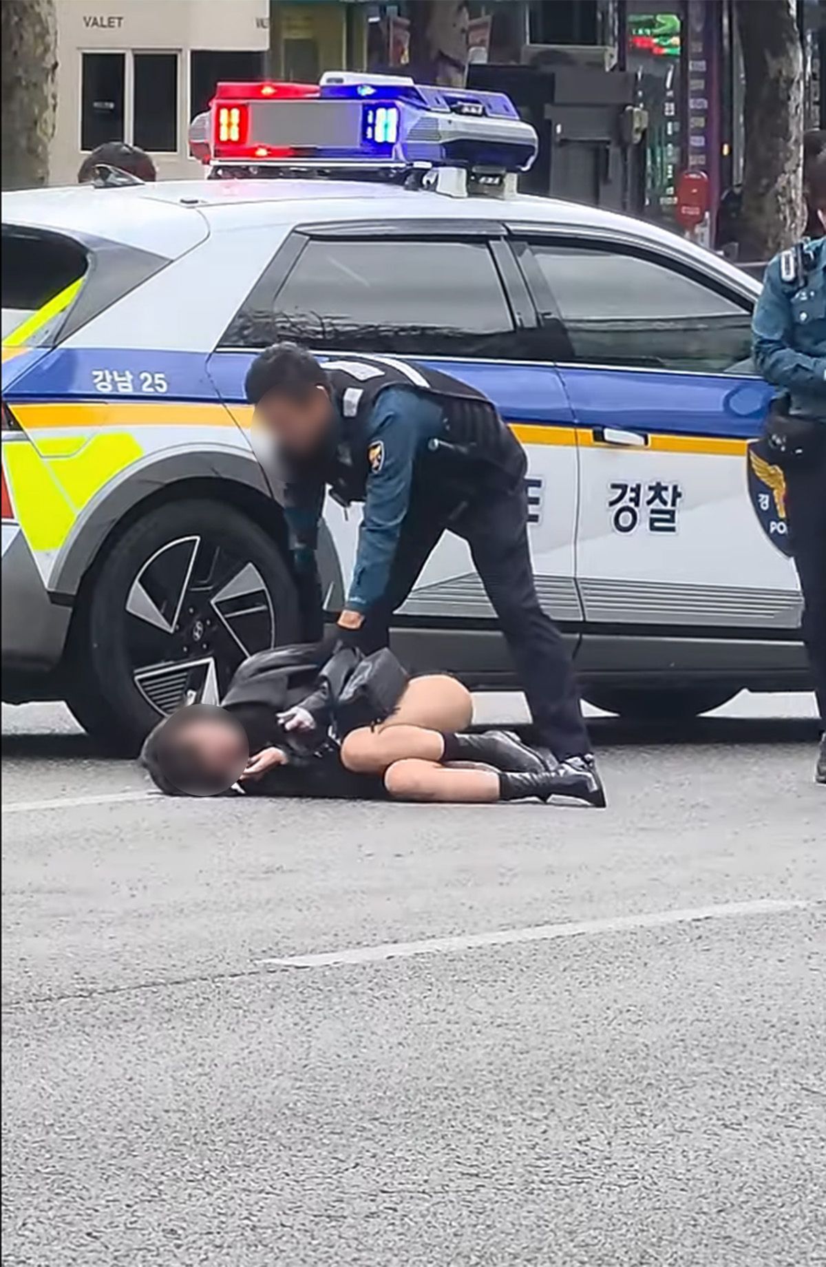 '강남대로 만취 이별녀'란 제목으로 급속하게 퍼지는 영상을 캡처한 사진.