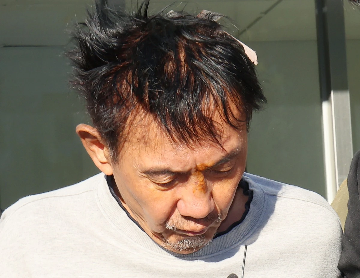 최충락 모습. 인천 대형 상가에서 흉기로 10명을 살해하려 한 혐의로 구속 송치된 최충락(59)이 구치소에서 자해 행위를 해 병원으로 긴급 이송돼 치료를 받고 있다.  27일 연합뉴스 등에 따르면 최충락은 전날 오전 인천시 미추홀구에 있는 인천구치소에서 자해 행위를 해 병원으로 이송된 것으로 파악됐다.  최충락은 이마를 다쳐 병원 응급실에서 치료를 받았고 생명에는 지장이 없는 상태인 것으로 전해졌다. / 연합뉴스