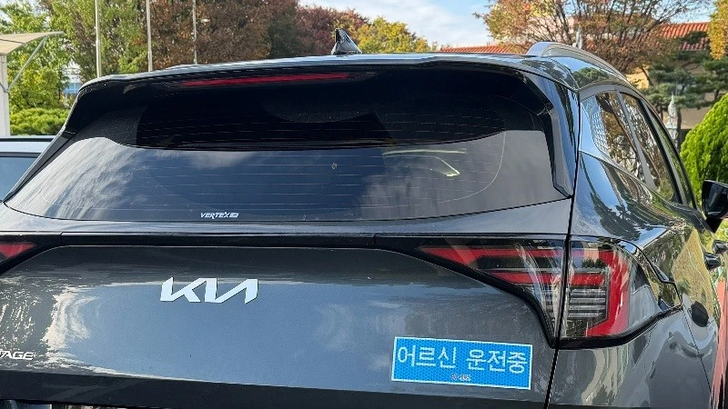 만 70세 이상 운전자에게 배부하는 ‘어르신 운전중’ 표지