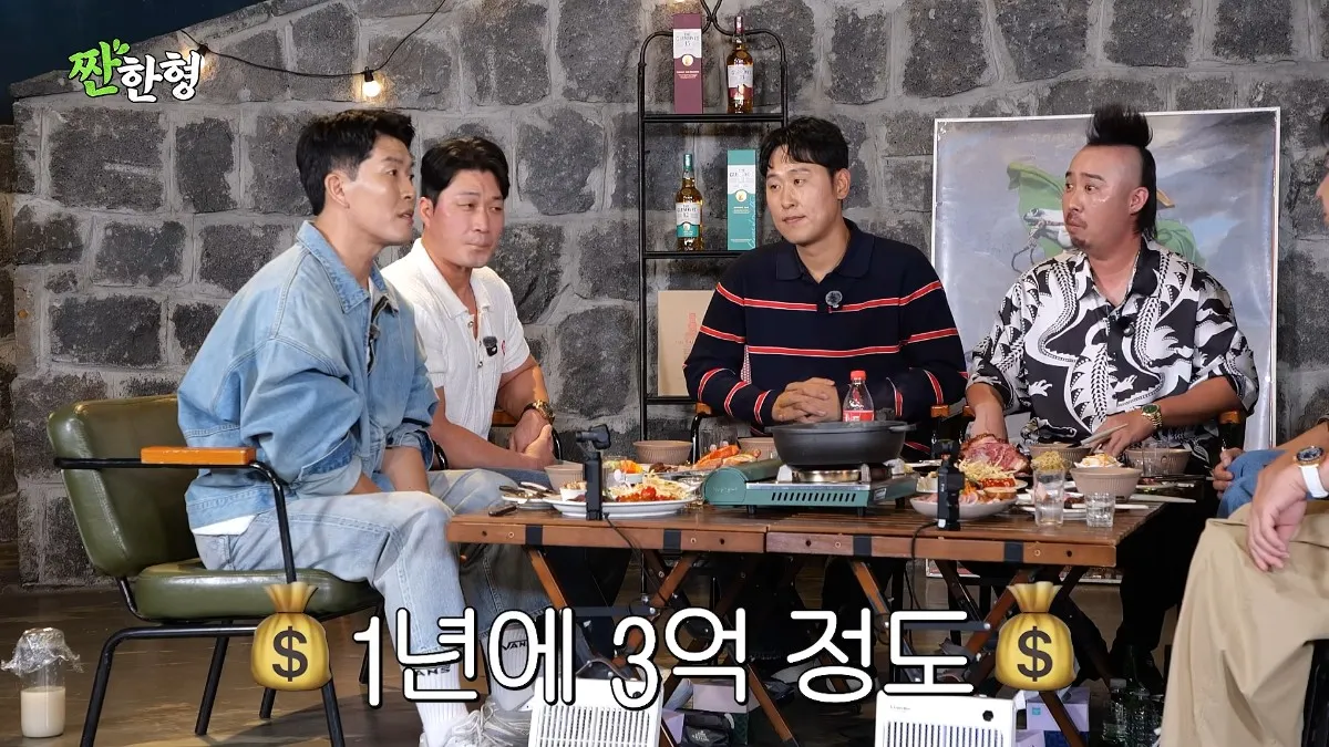 전 야구선수 김병현이 한 유튜브 채널에서 '메이저리그는 선수들이 은퇴하고 나서의 복지나 혜택 같은 게 잘 돼 있다'며 '우리나라 선수들도 KBO 선수협의회가 있는데 조금 더 일찍 그런 것들을 했었으면 선수들한테 많이 갔을 거다. 매년 그냥 돈을 나눠준다'고 말했다. / 유튜브 '짠한형 신동엽'