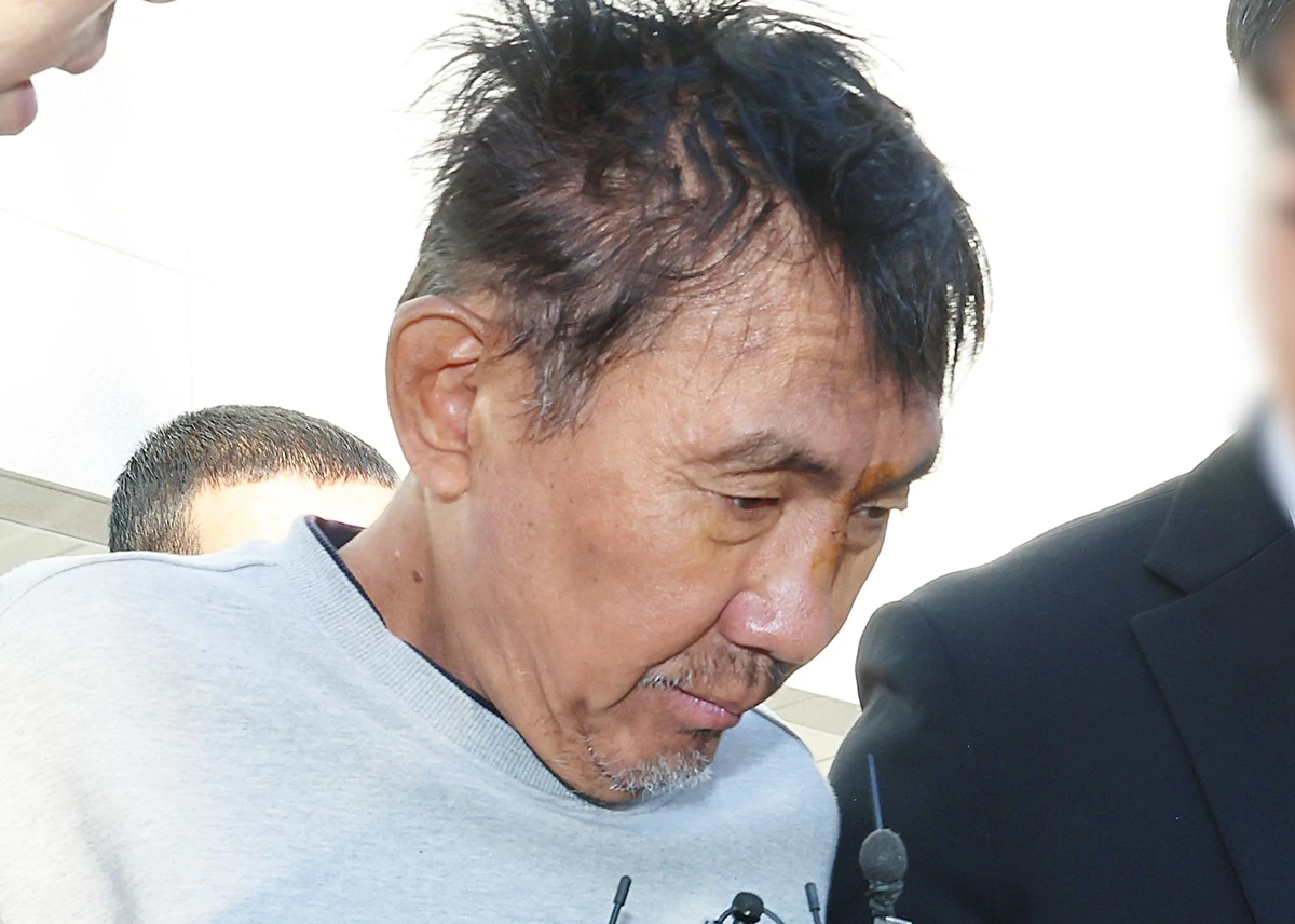 최충락 모습. 인천 대형 상가에서 흉기로 10명을 살해하려 한 혐의로 구속 송치된 최충락(59)이 구치소에서 자해 행위를 해 병원으로 긴급 이송돼 치료를 받고 있다. 27일 연합뉴스 등에 따르면 최충락은 전날 오전 인천시 미추홀구에 있는 인천구치소에서 자해 행위를 해 병원으로 이송된 것으로 파악됐다. 최충락은 이마를 다쳐 병원 응급실에서 치료를 받았고 생명에는 지장이 없는 상태인 것으로 전해졌다. / 연합뉴스