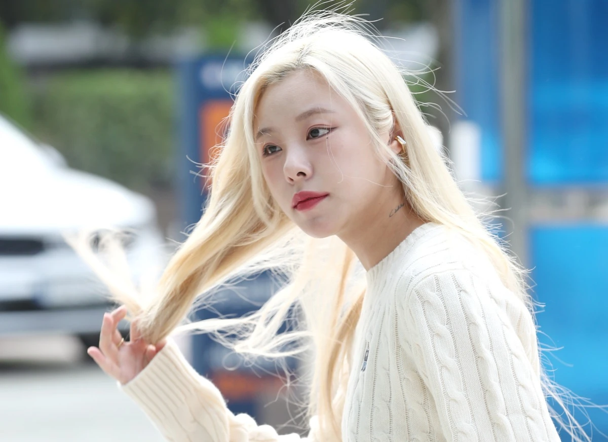 마마무 휘인이 라디오 ‘두시탈출 컬투쇼’를 위해 2023년 서울 양천구 목동 SBS방송국에 도착해 이동을 하고 있다. / 뉴스1