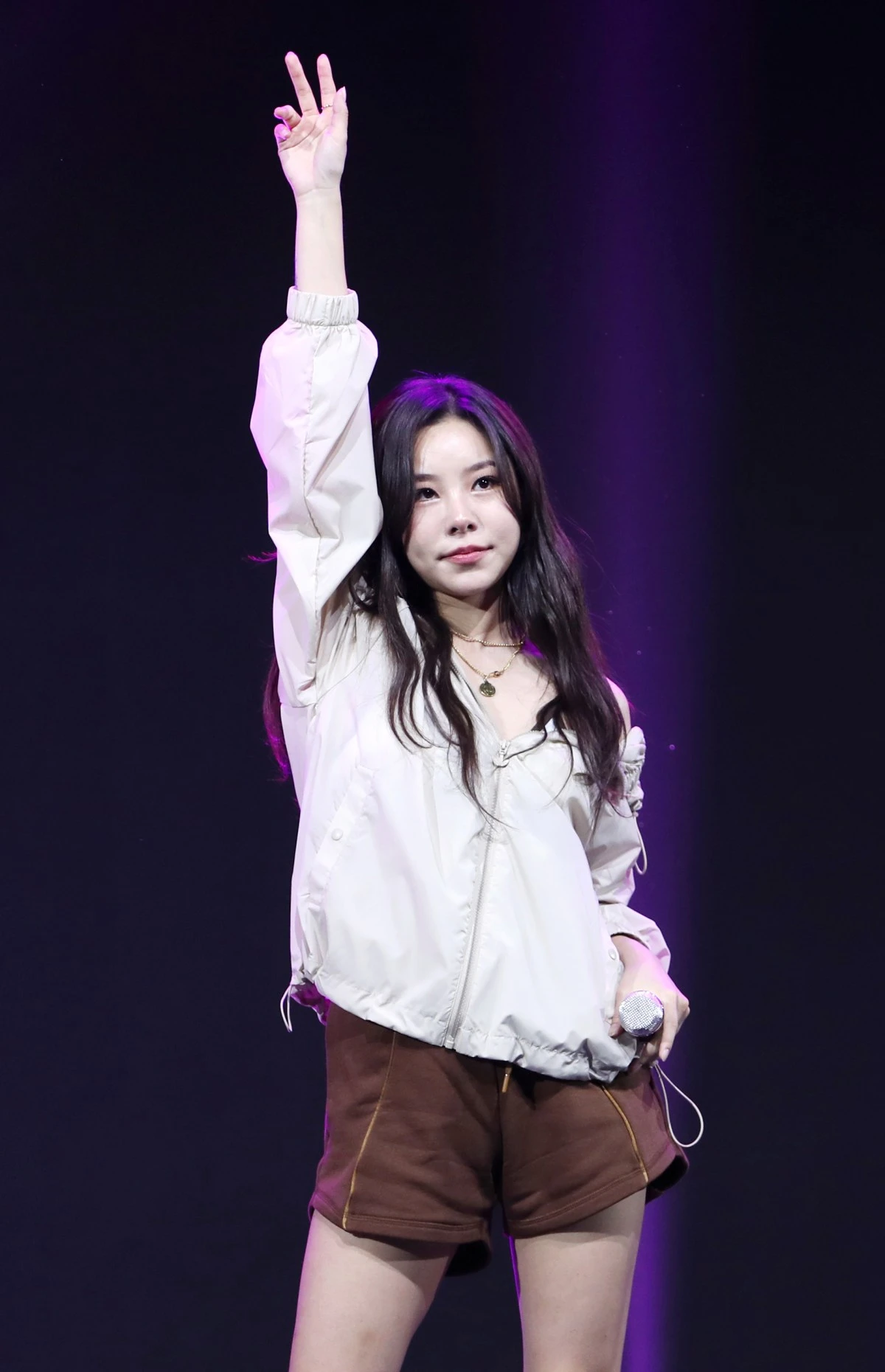 그룹 마마무(MAMAMOO) 휘인이 2022년 서울 광진구 예스24 라이브홀에서 가진 열두 번째 미니앨범 '마이크 온(MIC ON)' 쇼케이스에서 신곡을 선보이고 있다. / 뉴스1