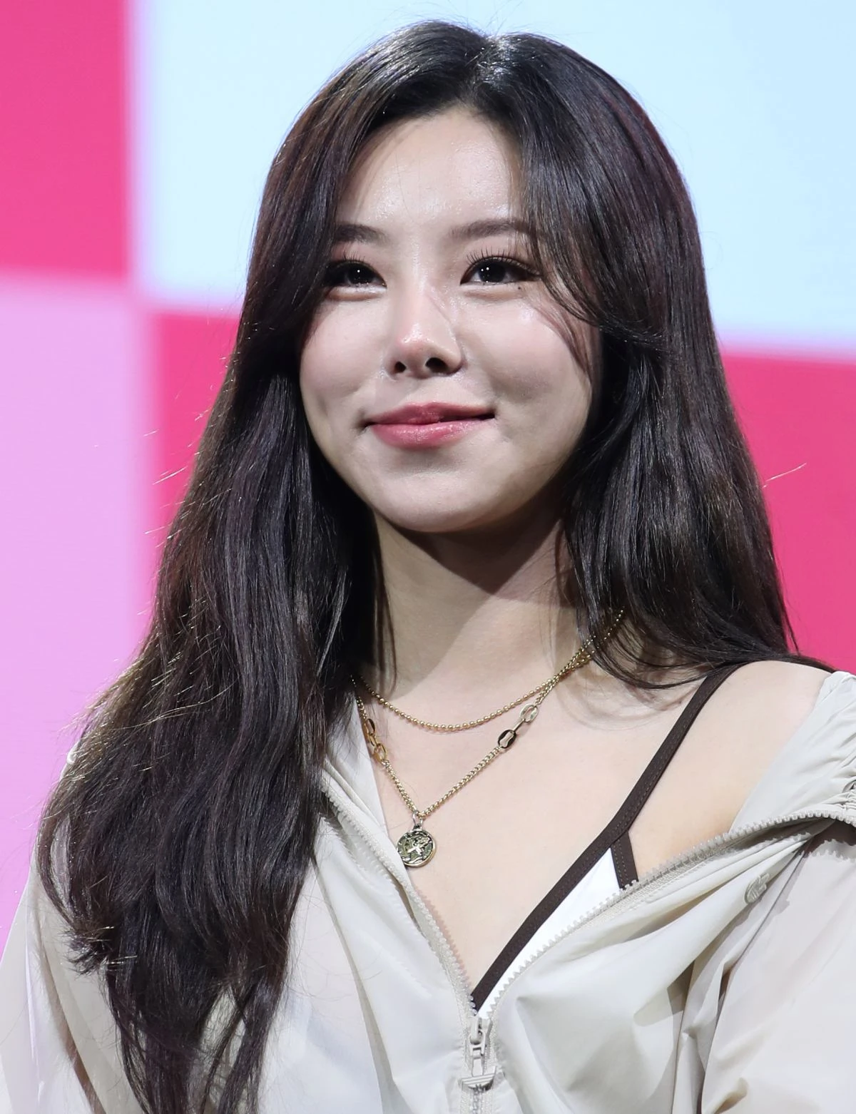 그룹 마마무(MAMAMOO) 휘인이 2022년 서울 광진구 예스24 라이브홀에서 가진 열두 번째 미니앨범 '마이크 온(MIC ON)' 쇼케이스에서 포즈를 취하고 있다. / 뉴스1
