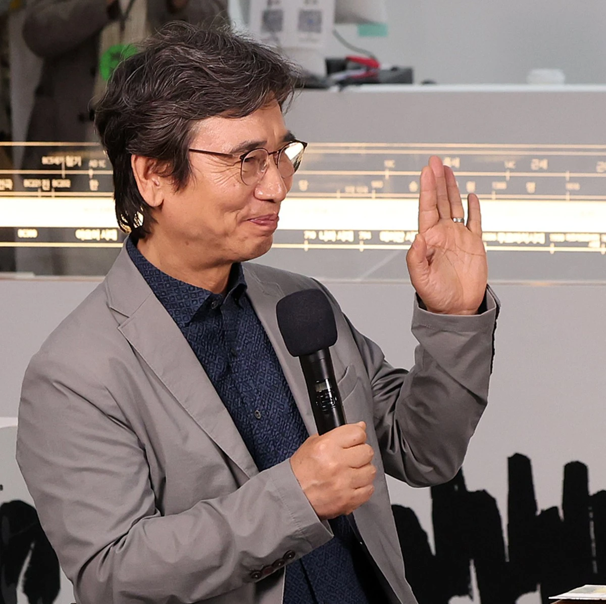 유시민 작가. 기사 이해를 돕기 위한 자료 사진. 유 작가가 오는 28일 밤 진보 성향 유튜브 채널에 출연한다. 유 작가는 이재명 대통령의 지지율 등에 주요 정치 현안에 대해 말할 것으로 전해졌다. 27일 정치권에 따르면 유튜브 채널 '박시영TV'의 박시영 대표는 전날 방송에서 '지난 토요일(24일) 유 작가가 갑자기 '이야기하고 싶다'라고 연락해 '쌍수를 들어 환영한다'라고 했다'라며 28일 오후 8시에 유 작가가 출연할 예정이라고 밝혔다. / 뉴스1