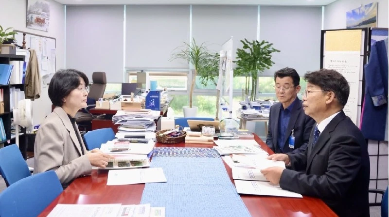 김찬술 대덕구청장(사진 오른쪽)이 더불어민주당 임미애 의원을 만나 지역 현안과 국비 지원 필요성을 전달하고 있다./사진=대덕구