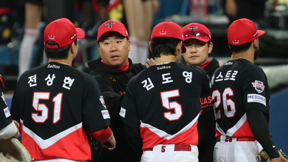 삼성 기아·야구 플레이오프 2차전 오늘 중계, 이범호 감독이 격려하고 있다. 지난 26일 오후 대구 삼성라이온즈파크에서 열린 프로야구 2026 신한 SOL KBO 포스트시즌 플레이오프 1차전 KIA 타이거즈와 삼성 라이온즈의 경기에서 5대 1로 승리한 KIA 이범호 감독이 선수들을 격려하고 있다. / 뉴스1