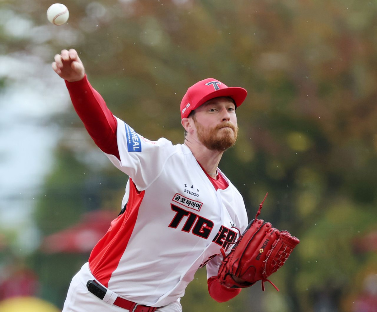지난 18일 오후 전남광주 기아챔피언스필드에서 열린 프로야구 2026 신한 SOL KBO 포스트시즌 준플레이오프 2차전 LG 트윈스와 KIA 타이거즈의 경기, KIA 선발 올러가 1회초 등판해 힘차게 공을 던지고 있다. / 뉴스1