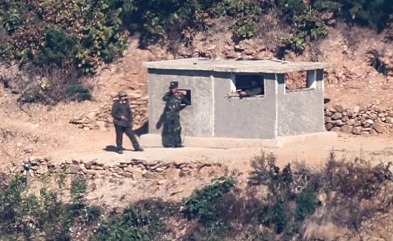 경계근무하는 북한군 / 뉴스1